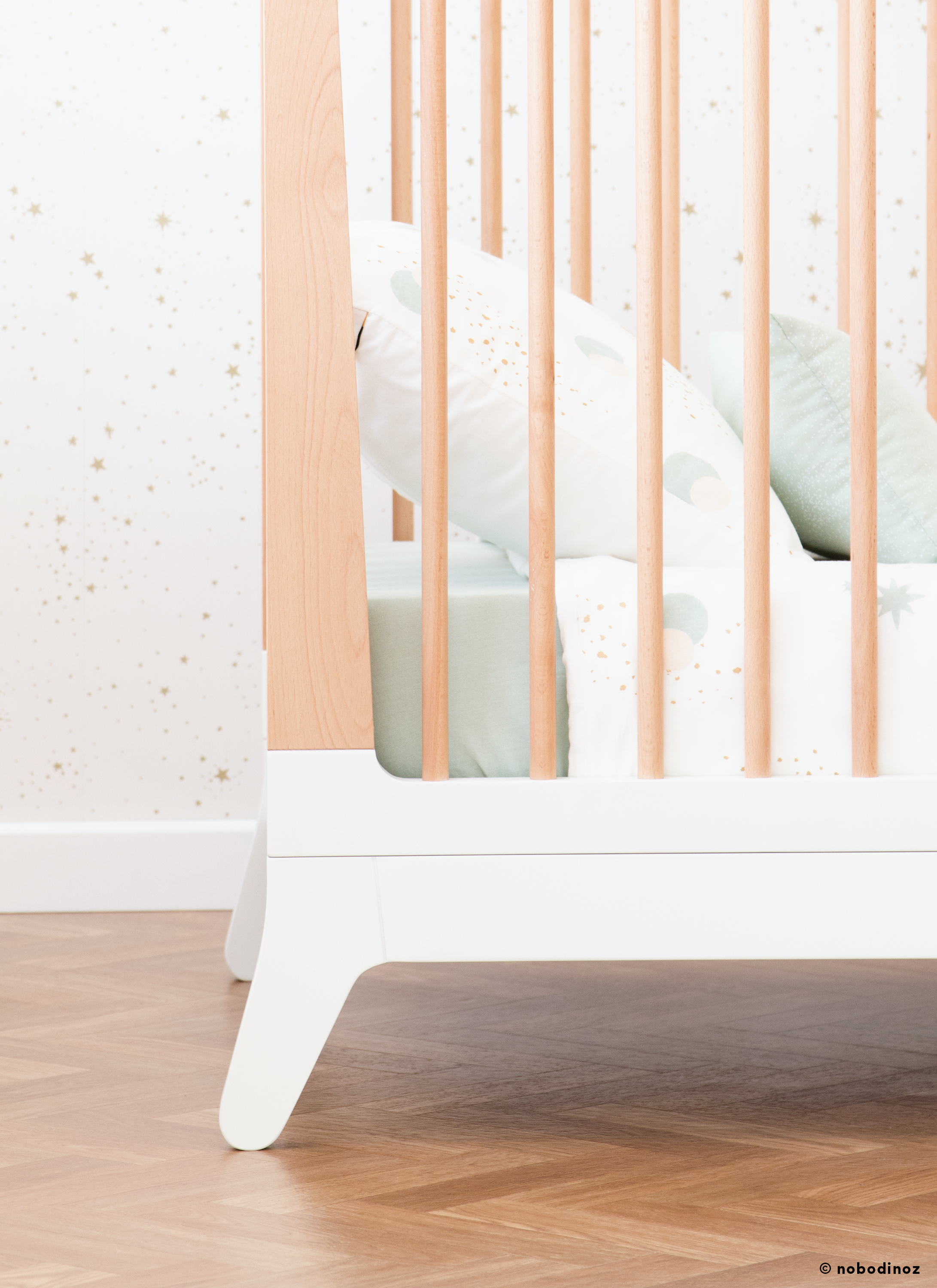 mood-nobodinoz-furniture-new-horizon-crib-wallpaper-goldstella-white_detail_4